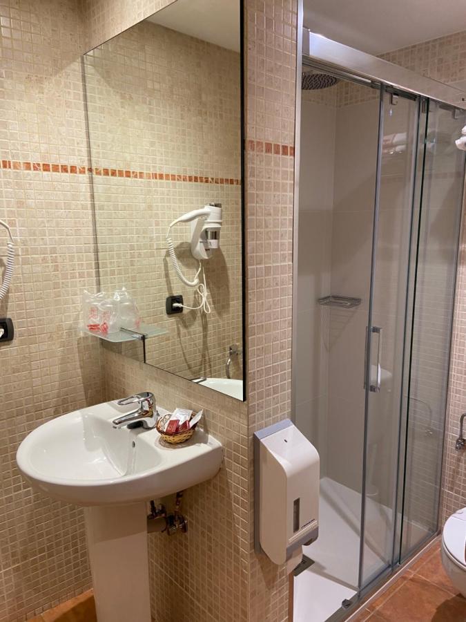 Hostal Montana Alins Luaran gambar