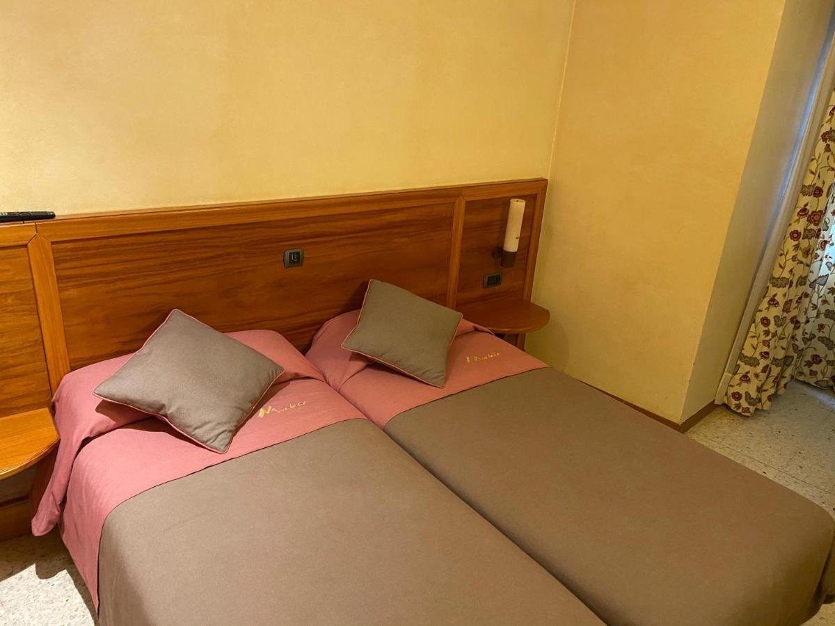 Hostal Montana Alins Luaran gambar