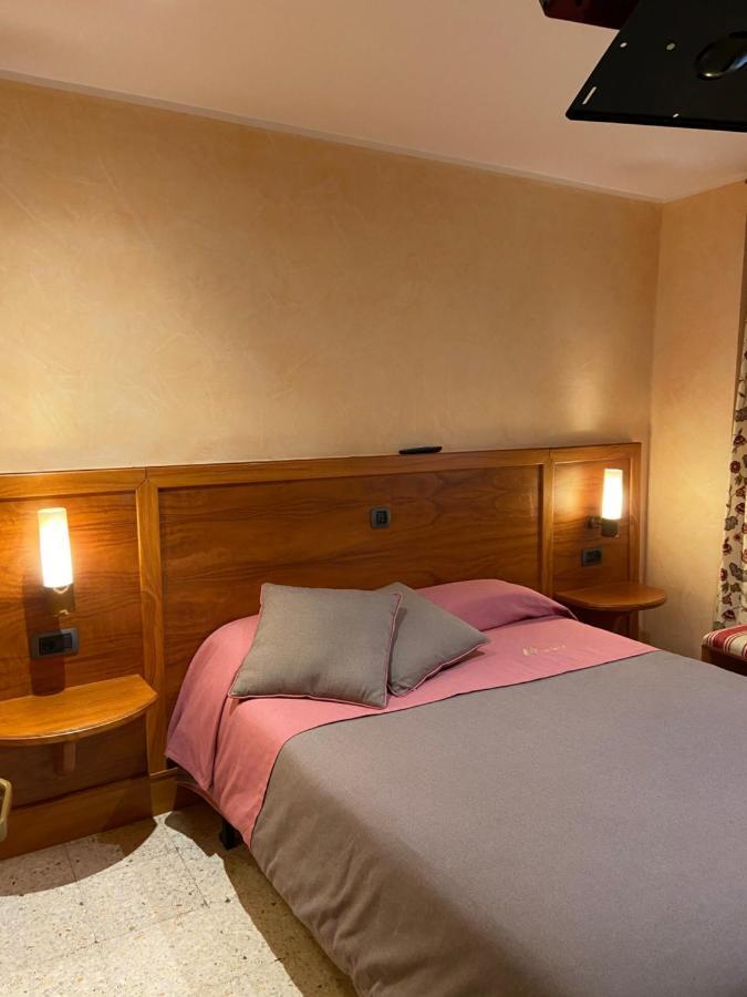 Hostal Montana Alins Luaran gambar